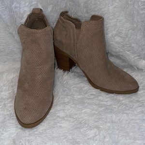 NWT tan heeled ankle booties!